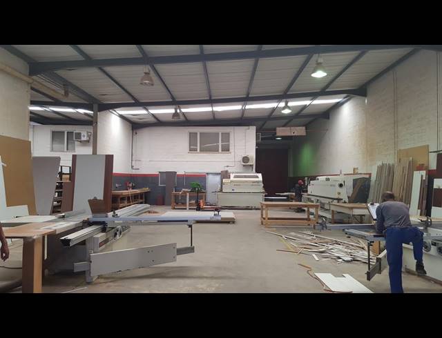 910M² FACTORY TO LET IN STIKLAND